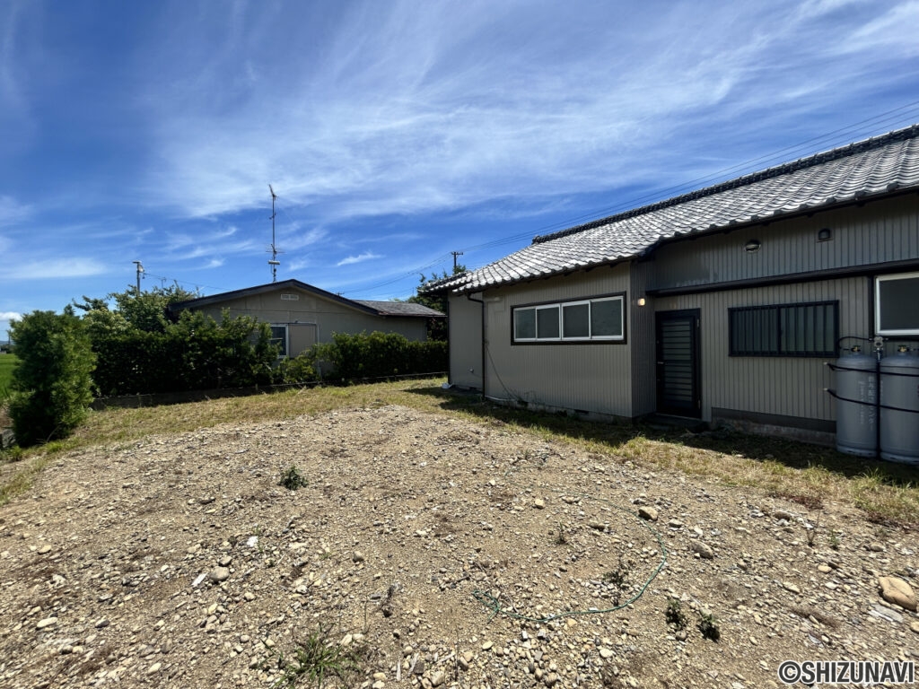 【お庭（北側）】倉庫の解体、除草、整地を行いました。