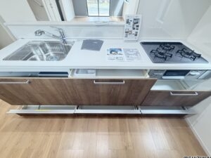 収納が沢山あるキッチンです。うしろのスペースも広く、大人二人がぶつからずに通れます。オプションでカップボードの設置も可能。