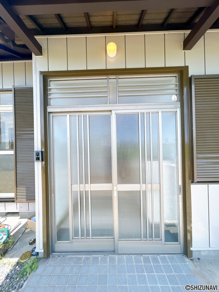 【リフォーム済/玄関】玄関は建付け調整と鍵交換を行いました。防犯面でも安心ですね。
