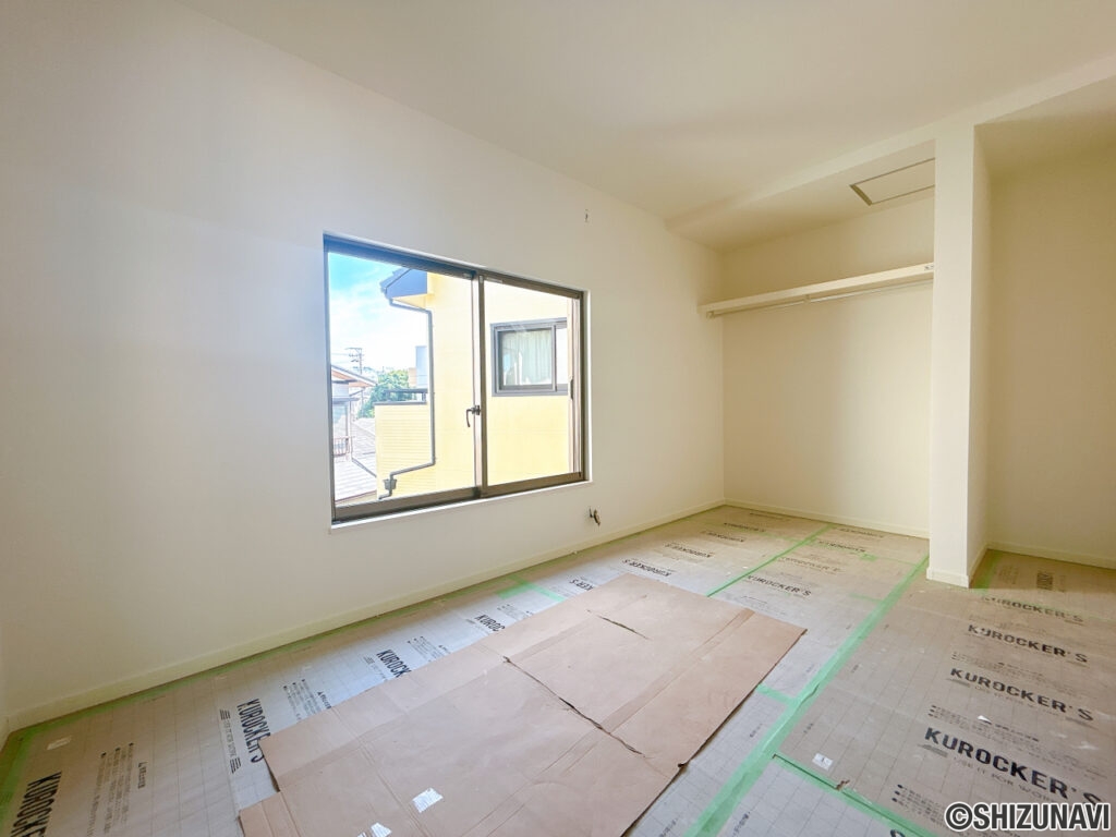【リフォーム中/2階西側居室】現在和室のお部屋は全て洋室へと変更いたします。畳はフローリングへ、押入は枕棚とハンガーパイプを設置してクローゼットへ変更いたします。（8/2撮影）