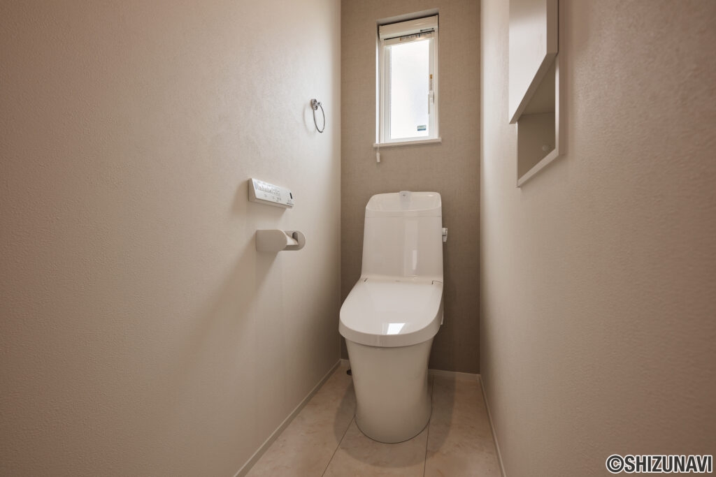トイレ空間も上質に。デザインと機能を兼ね備えた節水型。トイレは、LIXIL製の節水型モデルを採用した、環境にもお財布にもやさしい設計。機能性はもちろん、空間デザインにもこだわり抜かれた一室です。