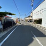 接している道路の幅は8ｍあるので、車の侵入もし易いです。
