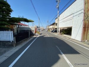 接している道路の幅は8ｍあるので、車の侵入もし易いです。