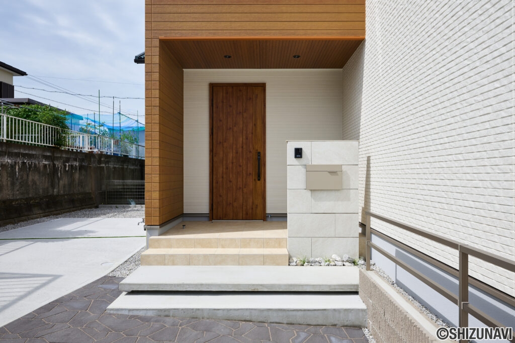 外構デザインにまで配慮した、完成度の高い佇まい。素材の質感やラインの美しさが際立ち、住まい全体をよりスタイリッシュに引き立てます。