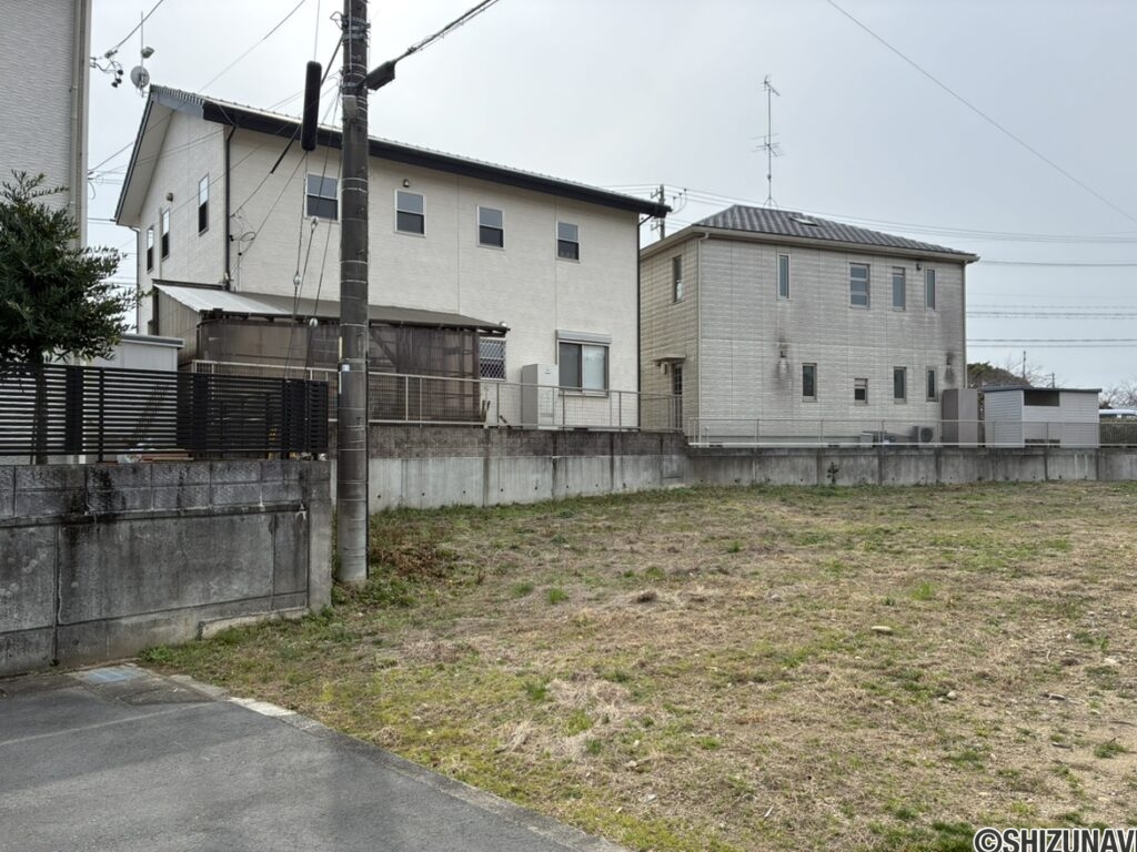 道路から南西を向いて撮影