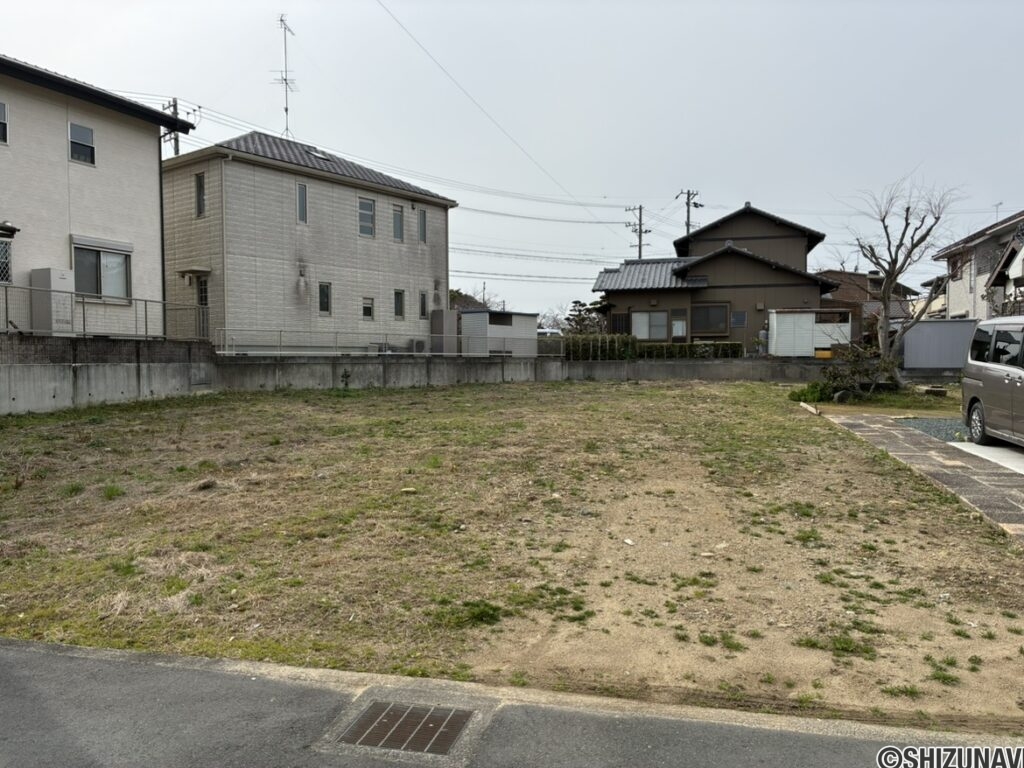 道路から西を向いて撮影、間口も十分奥行きもたっぷりです。