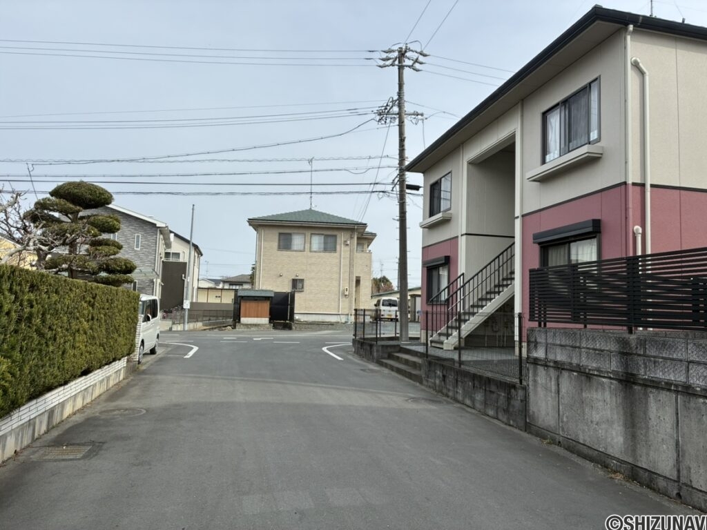 道路に立って東側を撮影