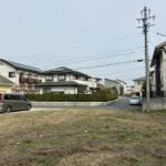 土地の中から道路を見て撮影