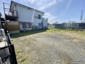 周辺には商業施設や学校、公園などがあり、生活に便利な環境が整っています。