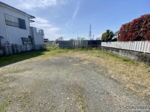 広い敷地を活かして、自由な設計が可能です。平屋建てや二階建て、庭やガレージなど、理想の住まいを実現できます。
