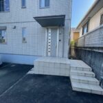 玄関には雨に濡れないように屋根がございます。