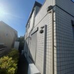光り輝くキレイな白いタイル外壁