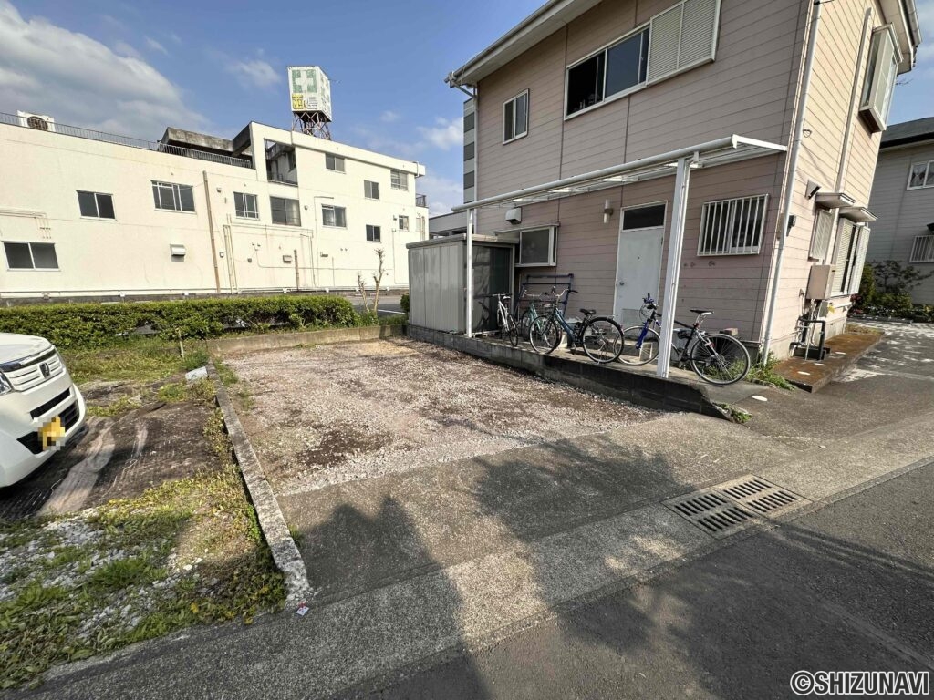 道路向かいのこちらの１０坪の土地も合わせてお譲り致します。物置や駐車場として多目的にご利用ください。