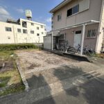 道路向かいのこちらの１０坪の土地も合わせてお譲り致します。物置や駐車場として多目的にご利用ください。