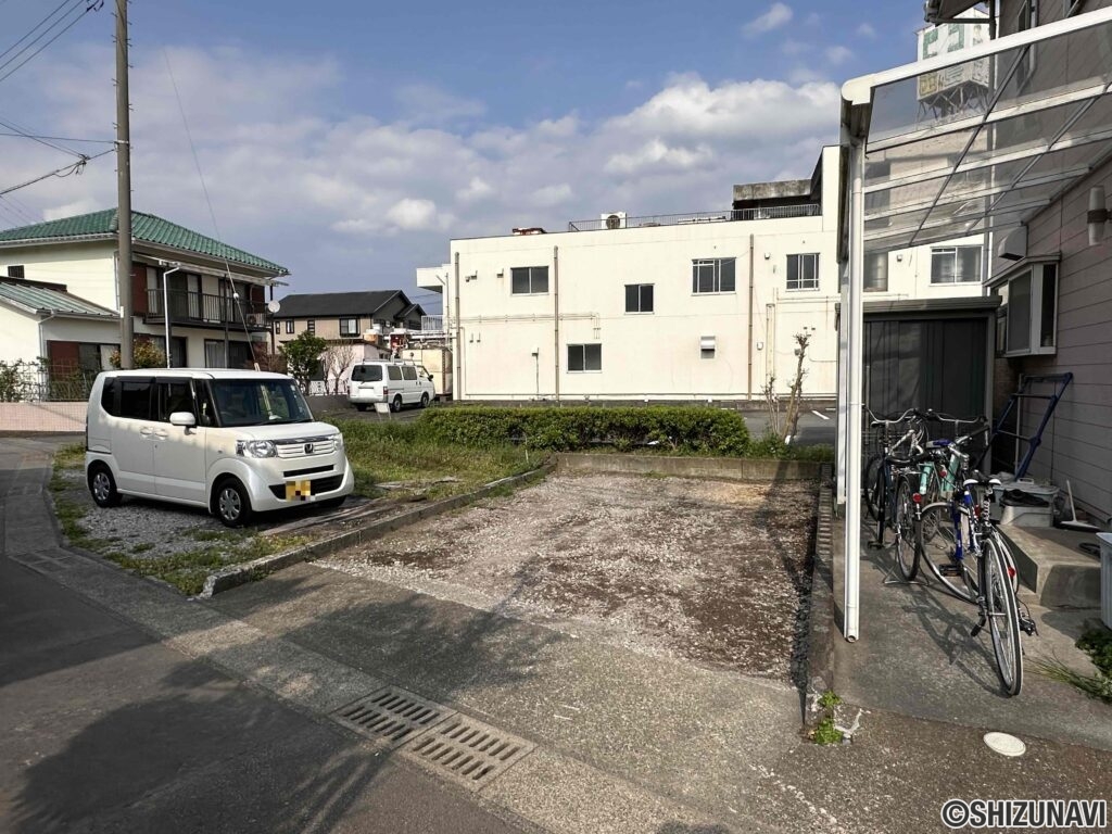 道路向かいのこちらの１０坪の土地も合わせてお譲り致します。物置や駐車場として多目的にご利用ください。