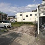 道路向かいのこちらの１０坪の土地も合わせてお譲り致します。物置や駐車場として多目的にご利用ください。