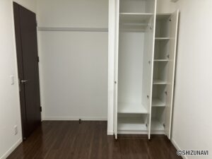 洋室5.2帖の収納です。