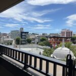 西向きバルコニーは鴨江観音が見え趣ある庭園が広がっています。