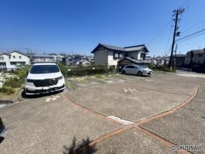 駐車場になります。平置きになりますので、お急ぎの時でもスムーズに動けます。