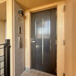 玄関外になります。マンション内全て屋根がございますので濡れる心配もございません。