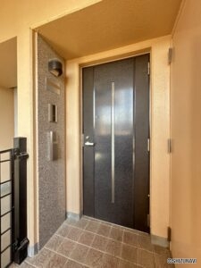 玄関外になります。マンション内全て屋根がございますので濡れる心配もございません。