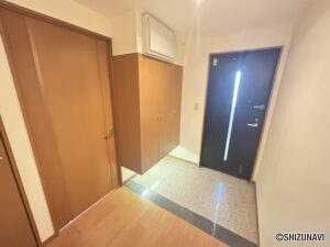 玄関内になります。収納スペースも多く、すっきりとした状態を保てます。