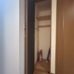 廊下収納スペースになります。掃除機や