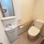 トイレになります。手洗い器があり、衛生的です。収納もありますので衛生的です。