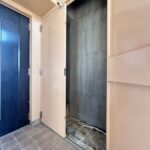 物置になります。専有部分に、鍵付きの物置がありますのでアウトドア用品、釣り道具など収納が可能になります。