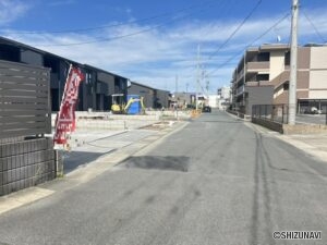 南面前面道路になります。南西側から撮影いたしました。