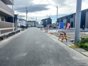 南面前面道路になります。南東側から撮影いたしました。