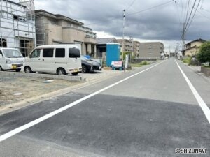 前面道路になります。南西側から撮影しております。