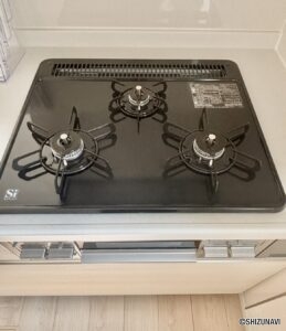 キッチンのコンロのお写真です。３口コンロのため、料理の効率が上がります。別途費用でIHに変更することも可能です。