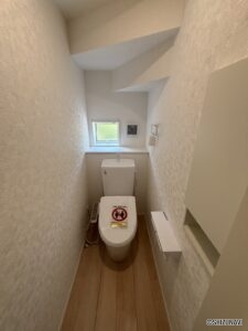 １階トイレのお写真です。収納棚がついているので、トイレットペーパーや掃除用具の収納が可能です。