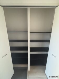 玄関収納のお写真です。靴がたくさん収納できるので、玄関をきれいに保つことができます。