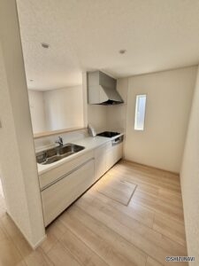 キッチンのお写真です。奥に窓がついており、日中の明るさを保つことができます。