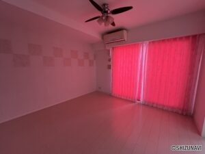 カーテンを下すと雰囲気も変わります