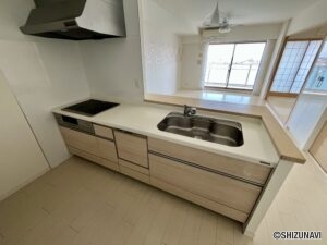 キッチンは人工大理石カウンター