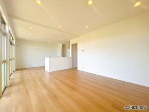【リフォーム済/LDK】和室を洋室に変更し、約18帖のLDKとなりました。フローリング重張、クロス・建具・照明の交換を行います。