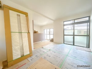 【リフォーム中/LDK】約15.5帖のLDK別角度です。キッチンの位置を変更し、対面キッチンにする予定です。料理しながらも家族との会話がはずみますね。（8/2撮影）