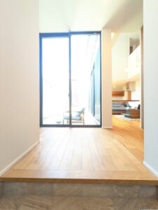 【玄関】正面に大きな窓で玄関も明るいです！