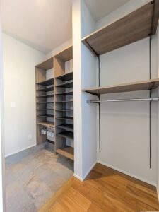 【玄関】豊富な収納量のシューズクローク付！