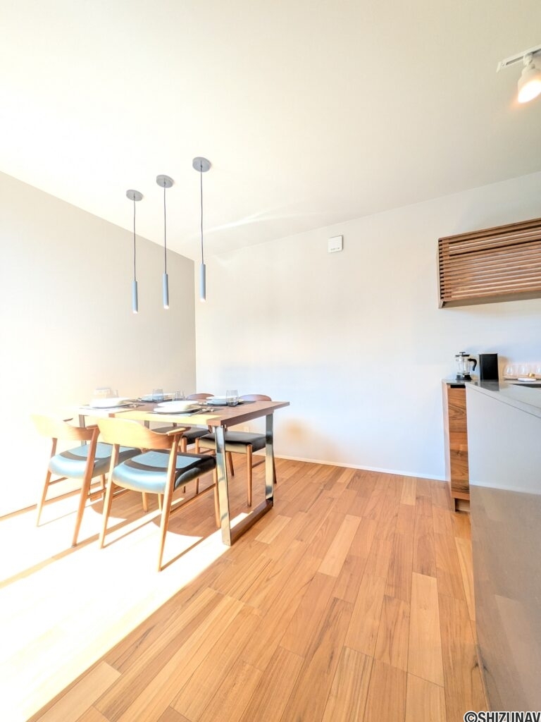 【ダイニング】キッチン横で動線も良好！