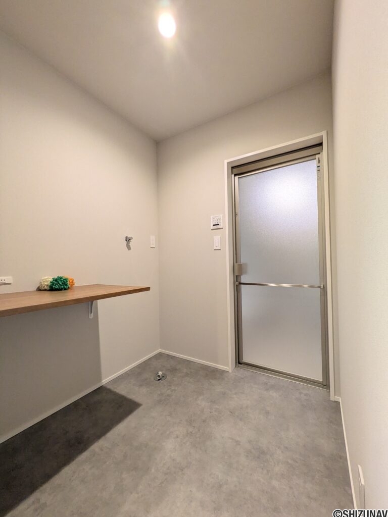 【脱衣所】カウンターと洗濯機置場。シンプルかつ便利な脱衣所です！