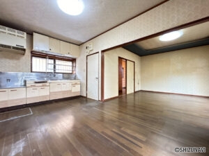 【リフォーム前/LDK】約15.5帖のLDK別角度です。キッチンの位置を変更し、対面キッチンにする予定です。料理しながらも家族との会話がはずみますね。