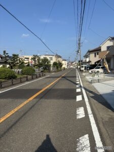 正面道路右の画像です。