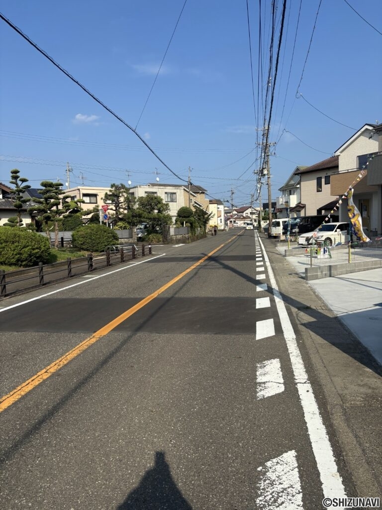 正面道路右の画像です。