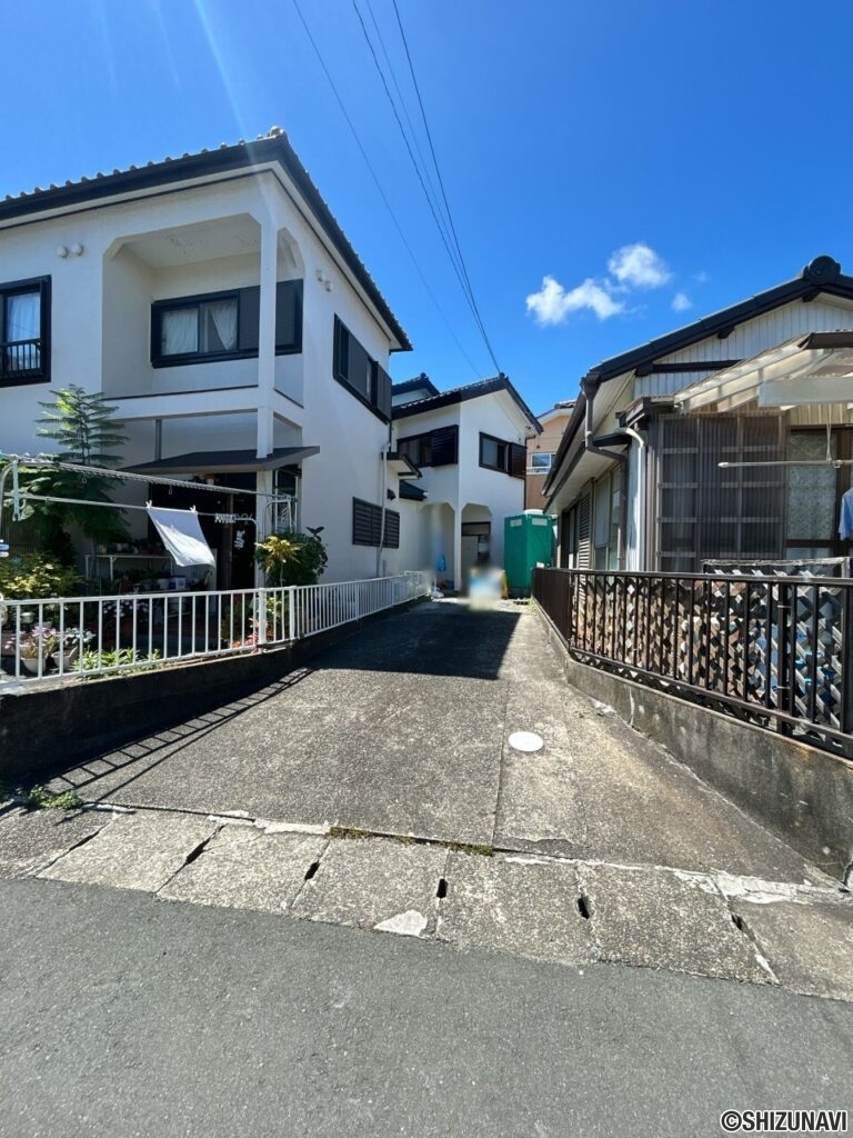 【駐車場】駐車場は縦列2台。間口約4.5m。幅約2.6m。奥行約10.8mです。