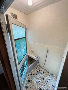 【リフォーム前/浴室】浴室はハウステック製の新品のユニットバスに交換します。浴槽には滑り止めの凹凸があり、床は濡れた状態でも滑りにくい加工がされている安心設計です。1日の疲れをゆっくり癒すことができますよ。