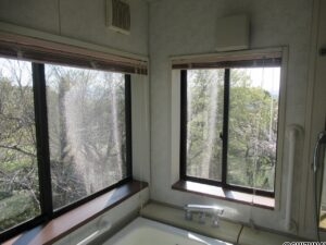 浴室は2面の大きな窓があります